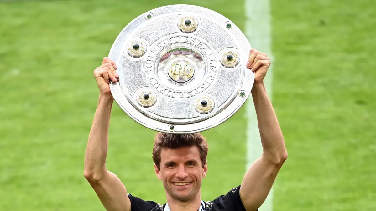 Thomas Müller: ARCHIV - 22.05.2021, Bayern, München: Fußball: Bundesliga, FC Bayern München - FC Augsburg, 34. Spieltag in der Allianz-Arena. Münchens Thomas Müller jubelt mit der Meisterschale über den Gewinn der Deutschen Meisterschaft. (zu "Thomas Müller und FC Bayern trennen sich im Sommer") (zu dpa: «Bayerns Meister-Schlussakt mit Kane als Feierbiest») Foto: Sven Hoppe/dpa-Pool/dpa +++ dpa-Bildfunk +++
