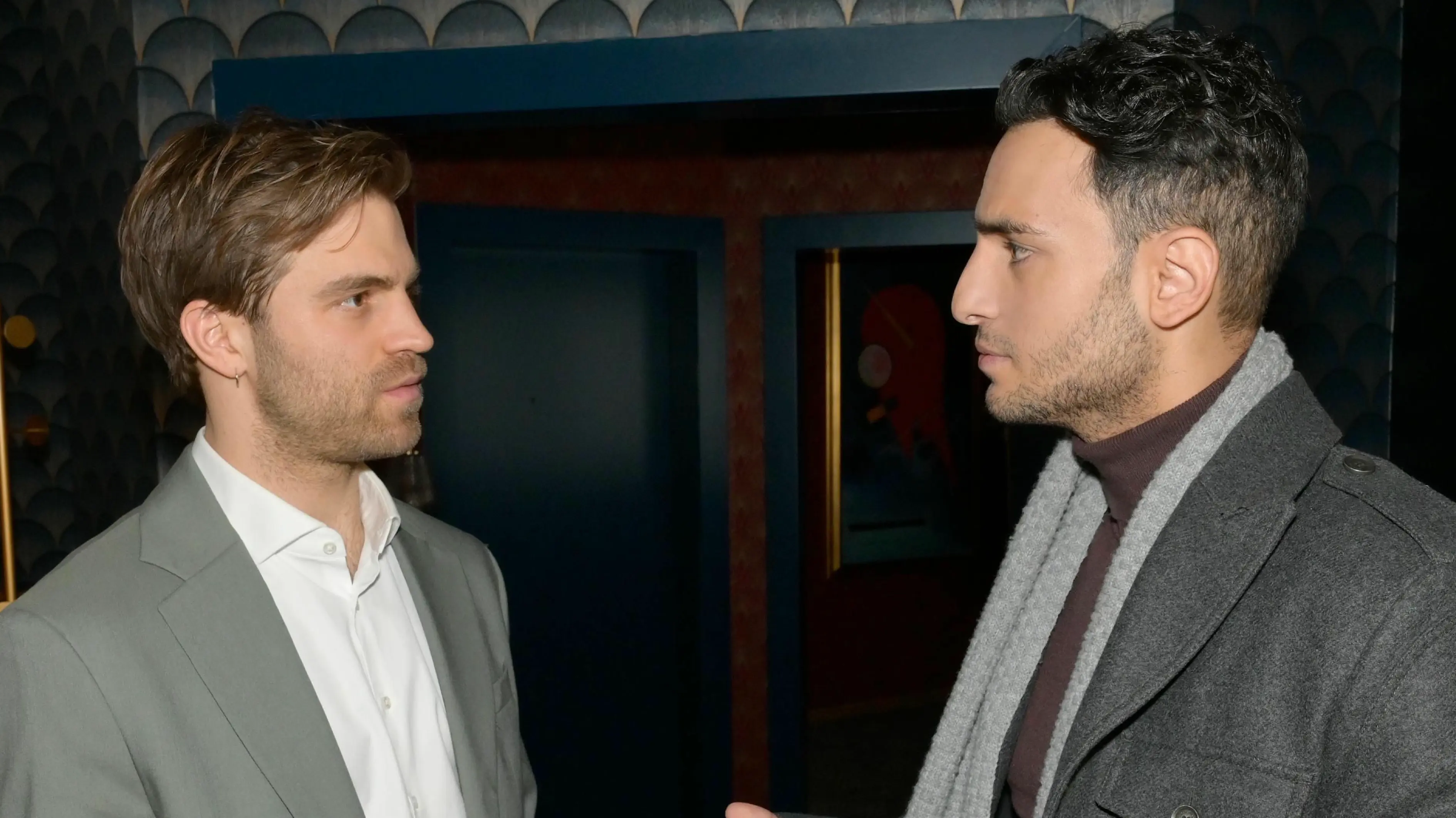 Bei GZSZ sind sich Julian (Onno Buß) und Nihat (Timur Ülker, r.) uneinig.