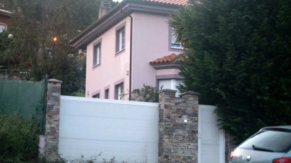 Deutsche Kinder in Spanien aus „Horrorhaus“ befreit: 29.04.2025, Spanien, Oviedo (asturias): Blick auf das Haus in dem ein deutsches Elternpaar seine drei Kinder jahrelang eingesperrt haben soll. (zu dpa: «Deutsche Kinder in Spanien aus «Horrorhaus» befreit») Foto: Jorge Peteiro/Europapress/dpa - ACHTUNG: Hausnummer wurde aus rechtlichen Gründen gepixelt +++ dpa-Bildfunk +++