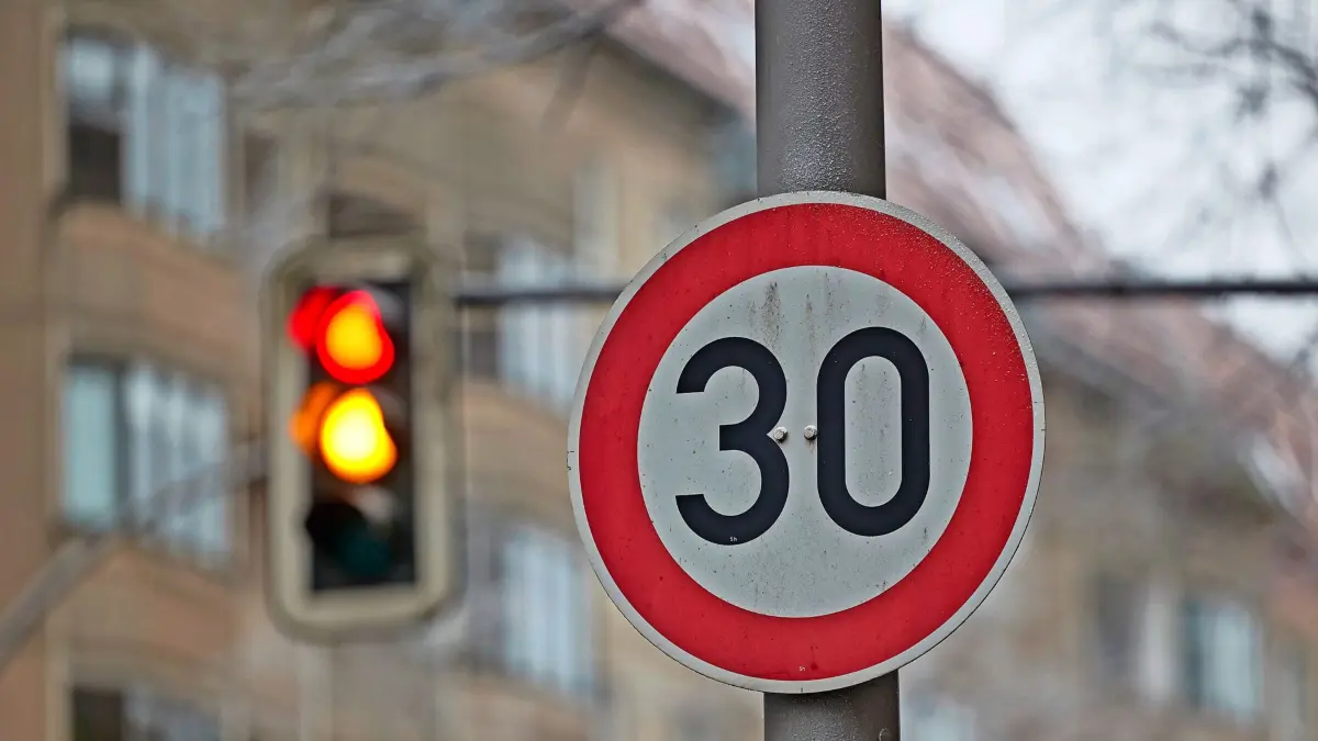 ARCHIV - 11.01.2024, Berlin: Ein Schild weist Autofahrer auf der Torstraße auf Tempo 30 hin. In Städten gibt es immer mehr 30er-Zonen. Das macht dem öffentlichen Nahverkehr zu schaffen. (zu dpa: «CDU-Fraktionschef: Tempo 30 wird an 23 Straßen aufgehoben») Foto: Jörg Carstensen/dpa +++ dpa-Bildfunk +++