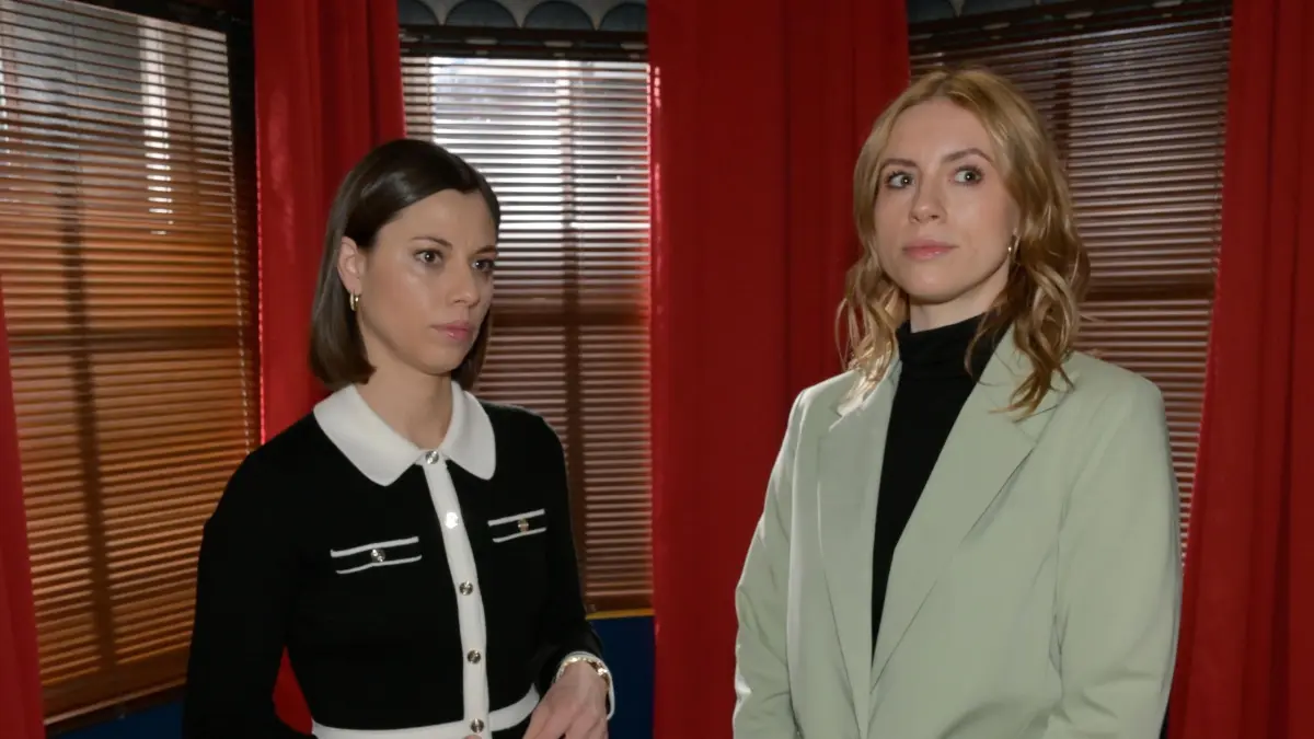 Matilda (Anna-Katharina Fecher, l.) will Zoe (Lara Dandelion Seibert) am liebsten hinter Gittern sehen.