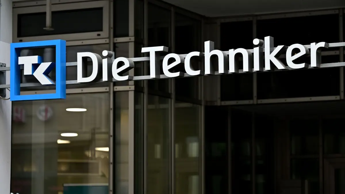 Geschäftsstelle der Techniker Krankenkasse: ARCHIV - 07.11.2023, Thüringen, Erfurt: Die Techniker steht über dem Eingang zu einer Filiale der Techniker Krankenkasse in der Erfurter Innenstadt. (zu dpa: «Zahl gemeldeter Behandlungsfehler in Niedersachsen steigt») Foto: Martin Schutt/dpa +++ dpa-Bildfunk +++