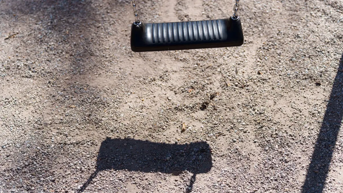 Spielplatz: PRODUKTION - 07.04.2025, Rheinland-Pfalz, Mainz: Eine Schaukel wirft ihren Schatten auf den Boden eines Kinderspielplatzes. (zu dpa: «Unbekannte holt Neunjährigen mit Gewalt von der Schaukel») Foto: Andreas Arnold/dpa +++ dpa-Bildfunk +++