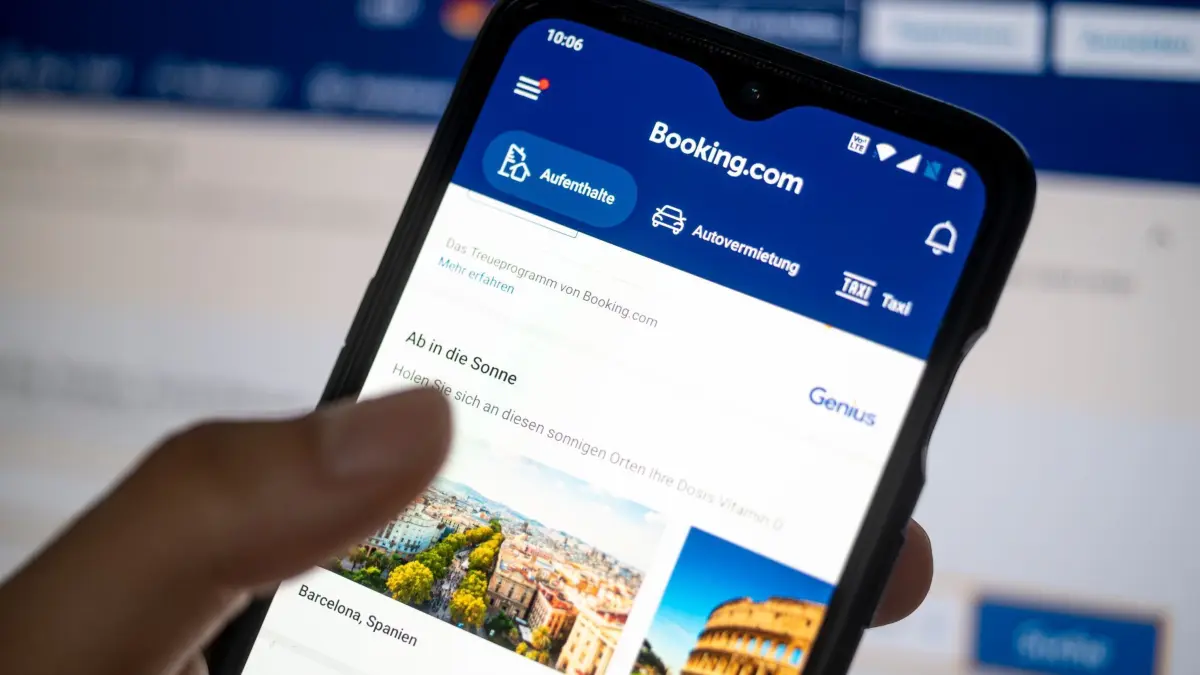 App „booking.com“ ist auf einem Smartphone zu sehen: ILLUSTRATION - Sommerreisesaison: «Watchlist Internet» warnt vor Kriminellen, die Booking.com missbrauchen, um Kreditkartendaten abzugreifen. (zu dpa: «Betrug auf «Booking.com»: So fallen Sie nicht darauf herein») Foto: Fabian Sommer/dpa/dpa-mag - Honorarfrei nur für Bezieher des Dienstes dpa-Magazin +++ dpa-Magazin +++