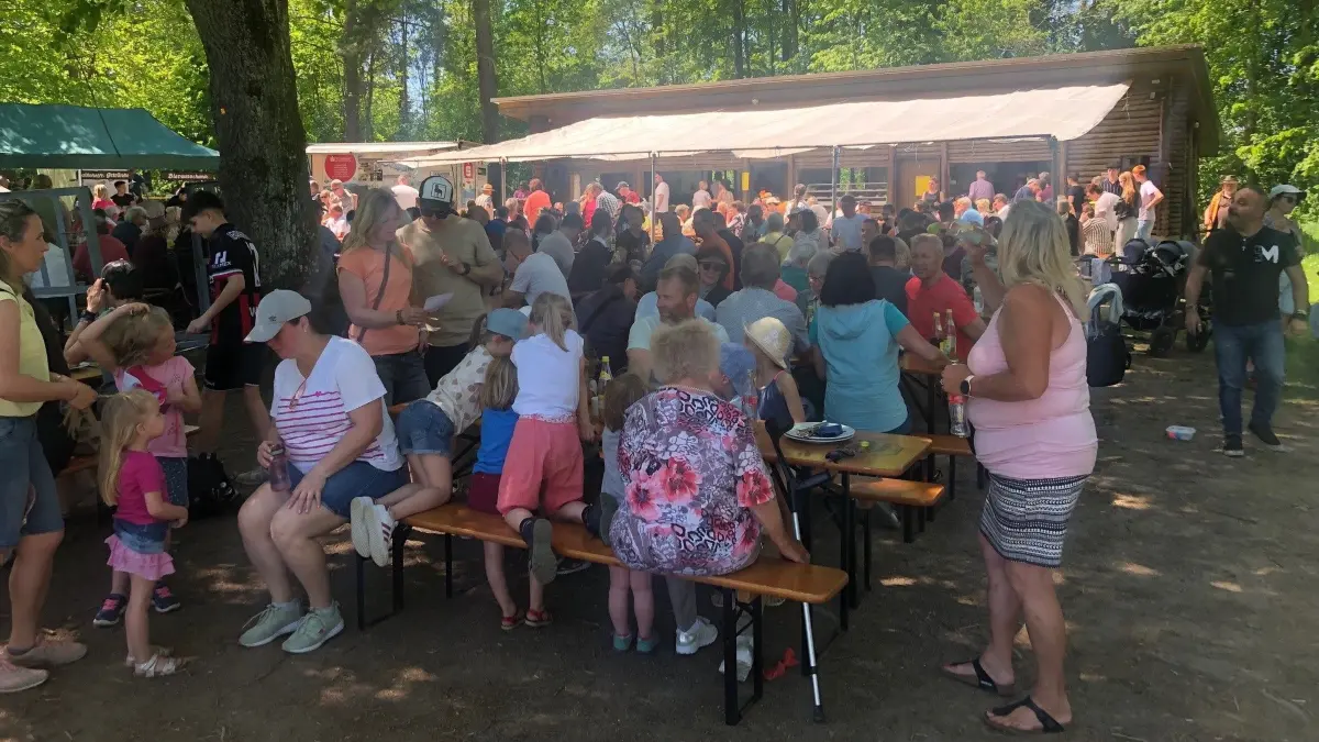 So lässt’s sich feiern: Viele Leute fanden den Weg zum Schüttefest.