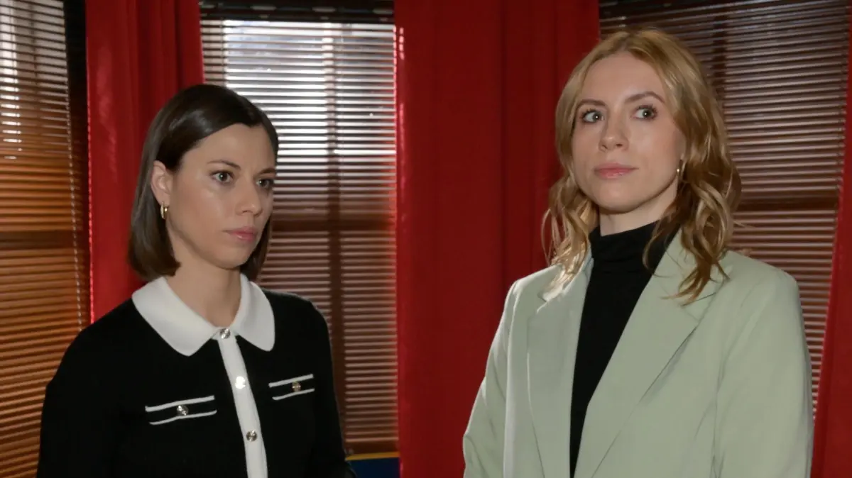Matilda (Anna-Katharina Fecher) will Zoe (Lara Dandelion Seibert) ins Gefängnis bringen.
