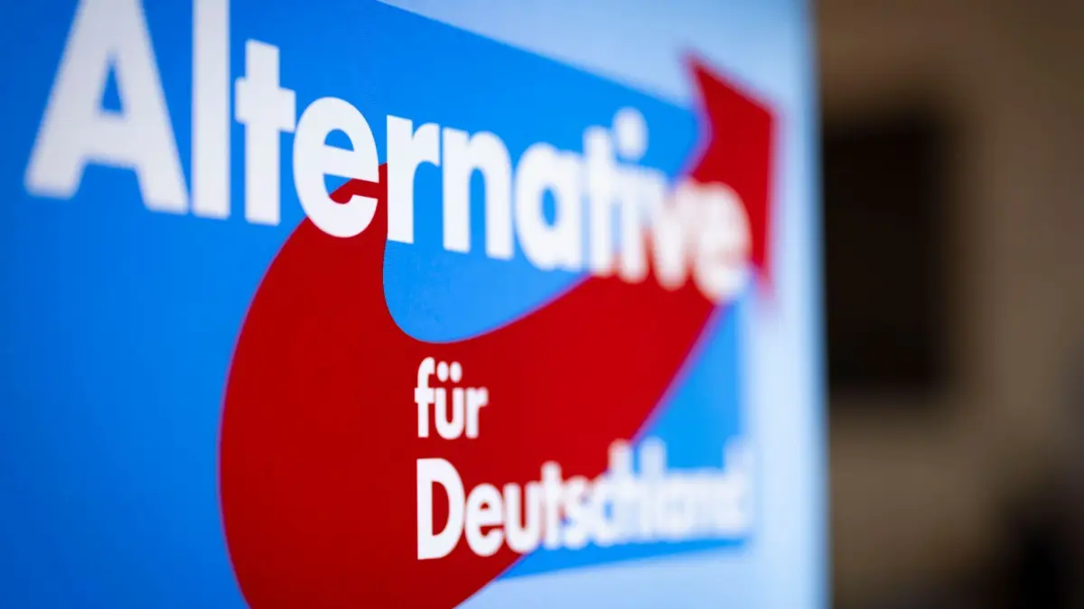 AfD: ARCHIV - 24.02.2024, Nordrhein-Westfalen, Marl: Aufsteller mit dem Schriftzug «Alternative für Deutschland» und dem Logo der AfD. (zu dpa: «Verfassungsschutz: AfD ist gesichert rechtsextremistisch») Foto: Christoph Reichwein/dpa +++ dpa-Bildfunk +++