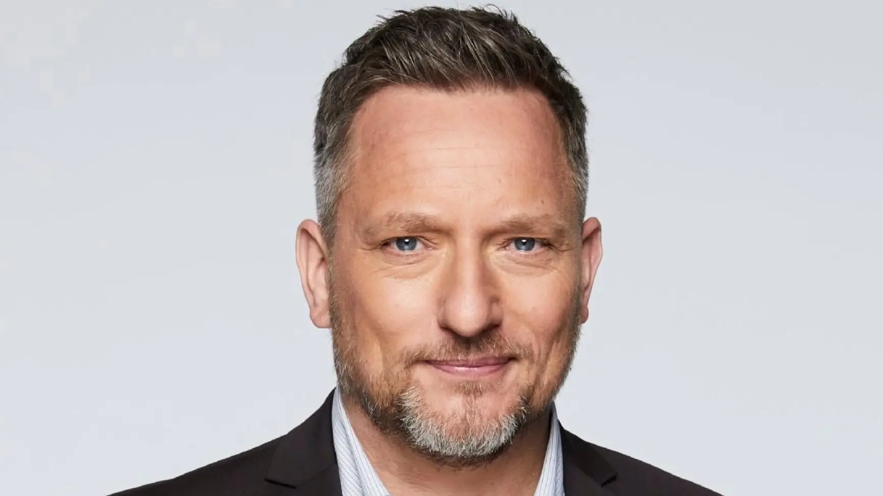 GZSZ-Serienliebling Michi (Lars Pape) lernt eine neue Frau kennen.