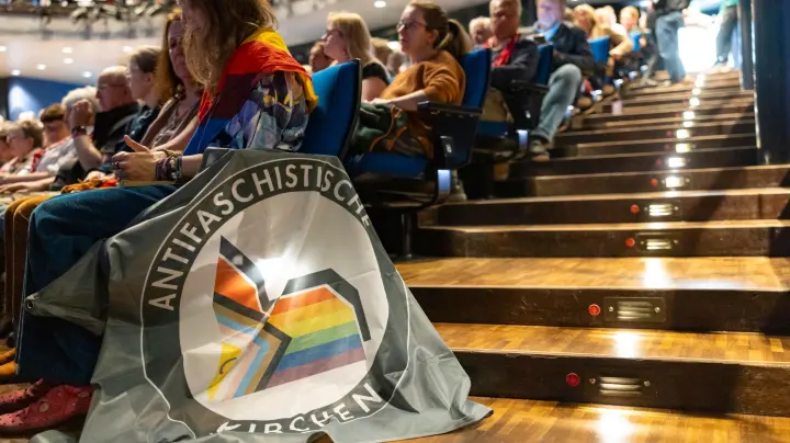 Wie die Rechten die kirchliche Brandmauer einreißen wollen