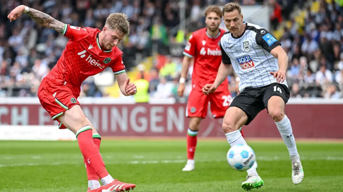 SSV Ulm 1846 - Hannover 96: 03.05.2025, Baden-Württemberg, Ulm: Fußball: 2. Bundesliga, SSV Ulm 1846 - Hannover 96, 32. Spieltag, Donaustadion. Hannovers Josh Knight (l) mit dem Torschuss zum 1:2 neben Ulms Dennis Dressel (r). Foto: Harry Langer/dpa - WICHTIGER HINWEIS: Gemäß den Vorgaben der DFL Deutsche Fußball Liga bzw. des DFB Deutscher Fußball-Bund ist es untersagt, in dem Stadion und/oder vom Spiel angefertigte Fotoaufnahmen in Form von Sequenzbildern und/oder videoähnlichen Fotostrecken zu verwerten bzw. verwerten zu lassen. +++ dpa-Bildfunk +++