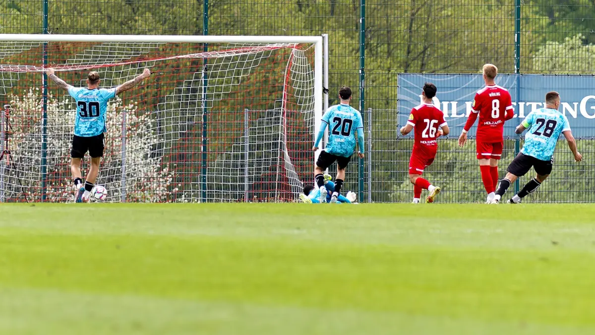 GER, TSV Steinbach Haiger gegen 1. Goeppinger SV, Fussball, Regionalliga, Regionalliga Suedwest, Regionalliga SW, Sued-West, Suedwest, 32. Spieltag, Saison 2024/2025, Spielzeit 2024/2025, 03.05.25: Siegtor zum 1:0 durch Denis Luebke (1. Goeppinger SV, #23) (leider nicht im Bild)
GER, TSV Steinbach Haiger gegen 1. Goeppinger SV, Fussball, Regionalliga, Regionalliga Suedwest, Regionalliga SW, Sued-West, Suedwest, 32. Spieltag, Saison 2024/2025, Spielzeit 2024/2025, 03.05.25
Photo: Eibner-Pressefoto/Joerg Heinrich