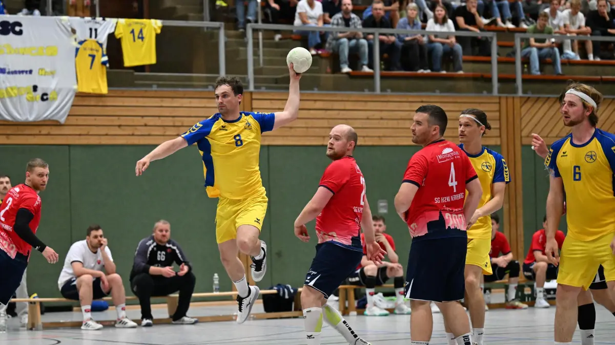 Handball-Bezirksoberliga Männer, SG Tübingen - SG H2KU Herrenberg 3: Handball-Bezirksoberliga Männer, SG Tübingen - SG H2KU Herrenberg 3, 03.05.2025 - Michael Bodenbach (SG, am Ball) lässt die Herrenberger Luca Waidelich (22) und Lukas Kastner (4) stehen