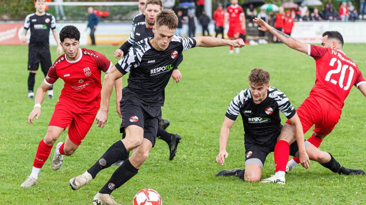 Fußball Kreisliga B9: Fußball Kreisliga B9; TV Altenstadt - FTSV Bad Ditzenbach/Gosbach;
Silas Moser (FTSV Bad Ditzenbach-Gosbach, #8), verfolgt von Mert Güler (TV Altenstadt, #8);
04.05.2025; Geislingen.
Foto: Thomas Madel