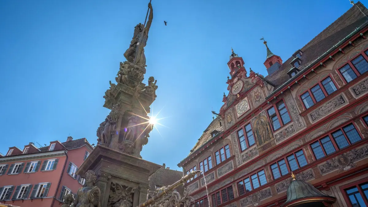 Sommer, Hitze, Sonne über dem Neptunbrunnen auf dem Marktplatz in Tübingen