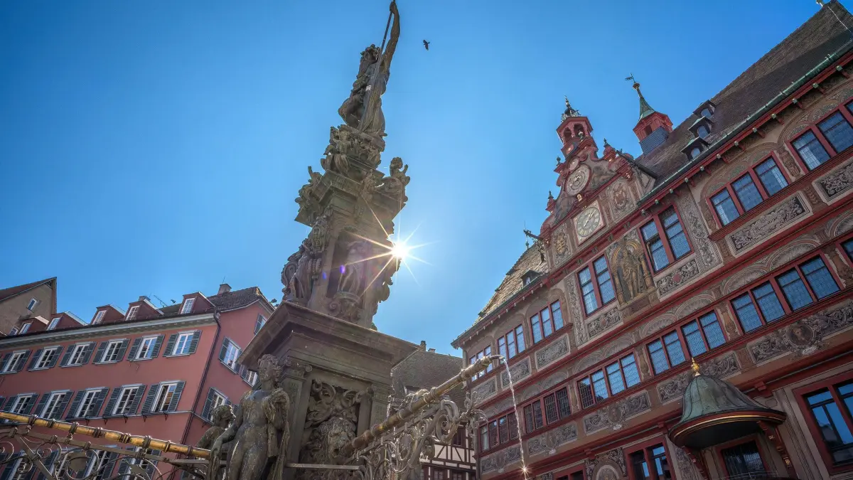 Sommer, Hitze, Sonne über dem Neptunbrunnen auf dem Marktplatz in Tübingen