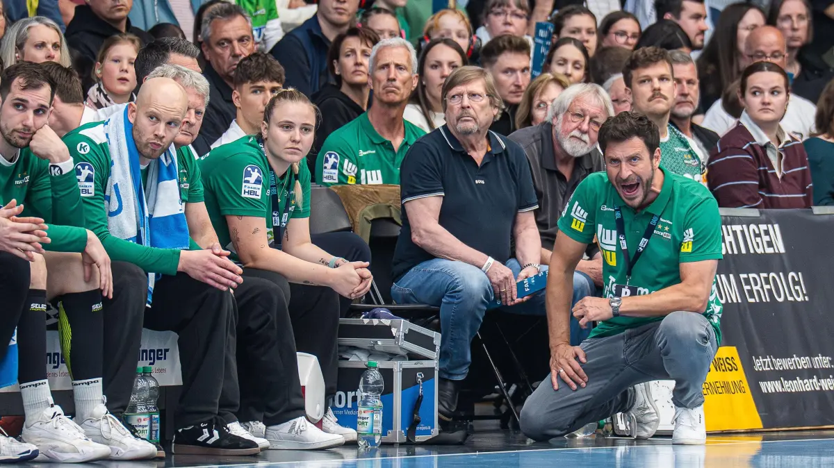 Frisch Auf Goeppingen vs. HC Erlangen, Handball, 1. Bundesliga, Herren, Spielzeit 2024/2025, 04.05.2025: Ben Matschke, Cheftrainer (Frisch Auf Goeppingen) lautstark, Frisch Auf Goeppingen vs. HC Erlangen, Handball, 1. Bundesliga, Herren, Spielzeit 2024/2025, 04.05.2025,
Foto: EIBNER/Michael Schmidt