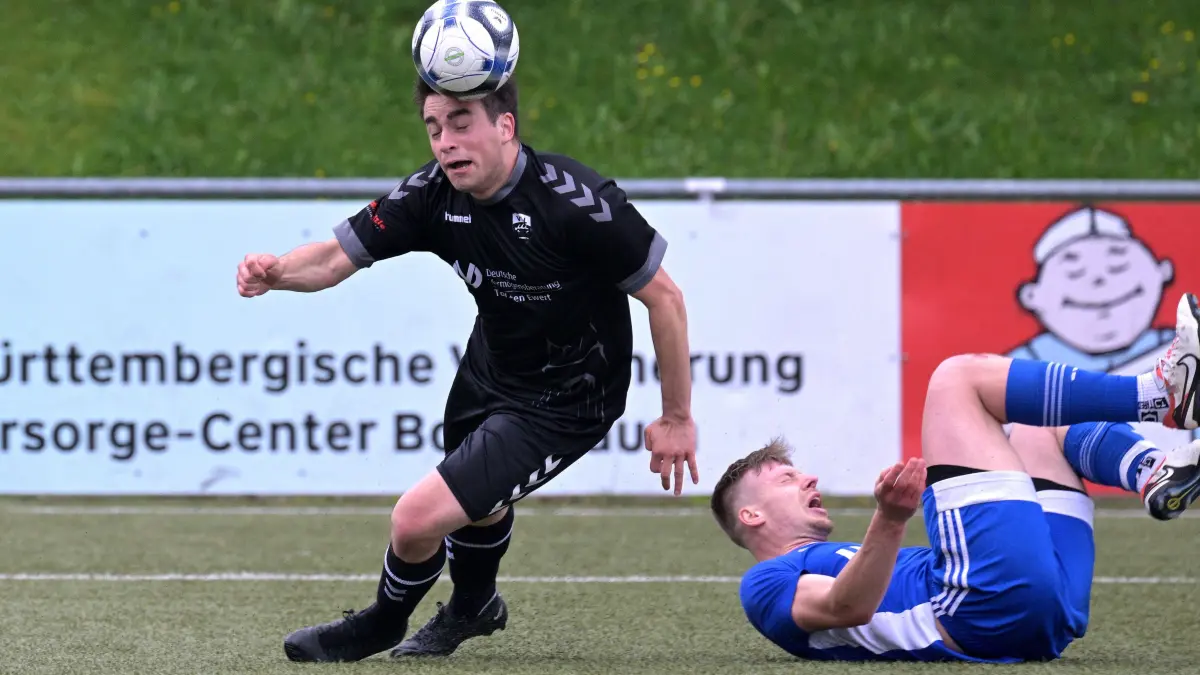 Fussball BL | VfL Pfullingen II vs. TSV Genkingen: Fussball BL | VfL Pfullingen II (schwarz) vs. TSV Genkingen (blau) // 2025-05-04 // Foto: Joachim Baur // #4 Simon Wille (TSV Genkingen) / #24 Marcelo Lionel Freitas Nogueira (VfL Pfullingen II)