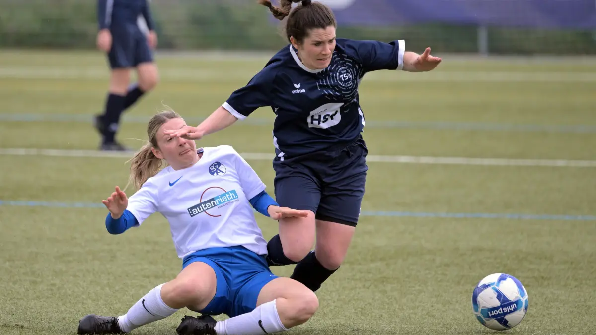 TSV Lustnau vs. SG Altheim, Fussball, Landesliga 2, 18.Spieltag, Saison 2024/2025, 04.05.2025 : Jana Kirsamer (TSV Lustnau, #19) im Zweikampf mit Angela Hospach (SG Altheim, #11)
TSV Lustnau vs. SG Altheim, Fussball, Landesliga 2, 18.Spieltag, Saison 2024/2025, 04.05.2025
Foto: Eibner-Pressefoto/Tobias Baur
