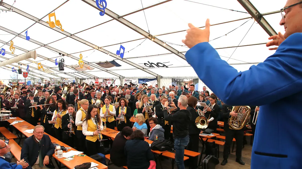 Der Wiesenstetter Dirigent Michael Zanker dirigierte den Gesamtchor mit elf Musikkapellen.