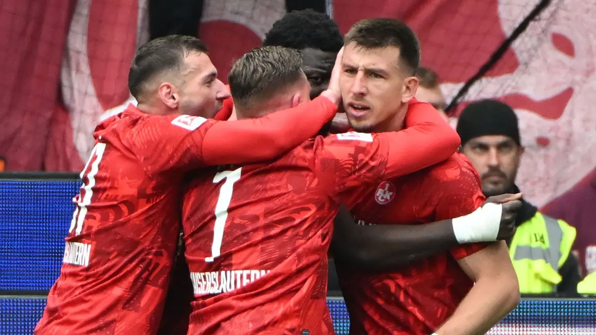 Karlsruher SC - 1. FC Kaiserslautern: 04.05.2025, Baden-Württemberg, Karlsruhe: Fußball: 2. Bundesliga, Karlsruher SC - 1. FC Kaiserslautern, 32. Spieltag, BBBank Wildpark. Die Lauterer bejubeln den Treffer zum 2:2 durch Daniel Hanslik (r). Foto: Uli Deck/dpa - WICHTIGER HINWEIS: Gemäß den Vorgaben der DFL Deutsche Fußball Liga bzw. des DFB Deutscher Fußball-Bund ist es untersagt, in dem Stadion und/oder vom Spiel angefertigte Fotoaufnahmen in Form von Sequenzbildern und/oder videoähnlichen Fotostrecken zu verwerten bzw. verwerten zu lassen. +++ dpa-Bildfunk +++