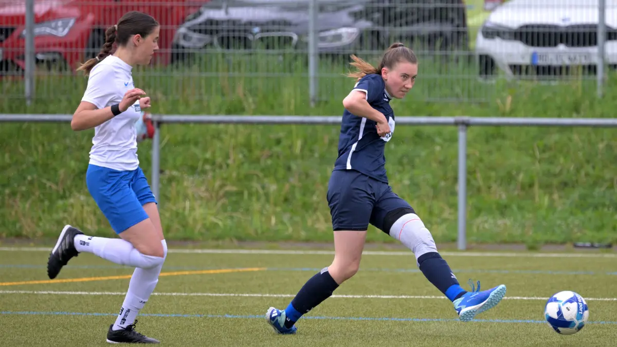TSV Lustnau vs. SG Altheim, Fussball, Landesliga 2, 18.Spieltag, Saison 2024/2025, 04.05.2025 : Tanaya Betz (TSV Lustnau, #07) im Zweikampf mit Fiona Miehle (SG Altheim, #06)
TSV Lustnau vs. SG Altheim, Fussball, Landesliga 2, 18.Spieltag, Saison 2024/2025, 04.05.2025
Foto: Eibner-Pressefoto/Tobias Baur