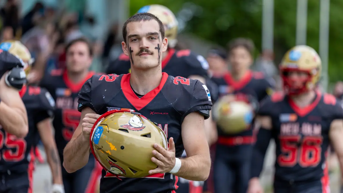 Defense-Kapitän und Cornerback Joshua Bocksrocker freut sich über einen dominanten Auftritt seiner Neu-Ulm Spartans am 2. Spieltag der Regionalliga-Saison 2025: Die Spartans gewinnen bei den Franken Knights mit 61:19. Allerdings verletzte sich Bocksrocker während des Spiels.