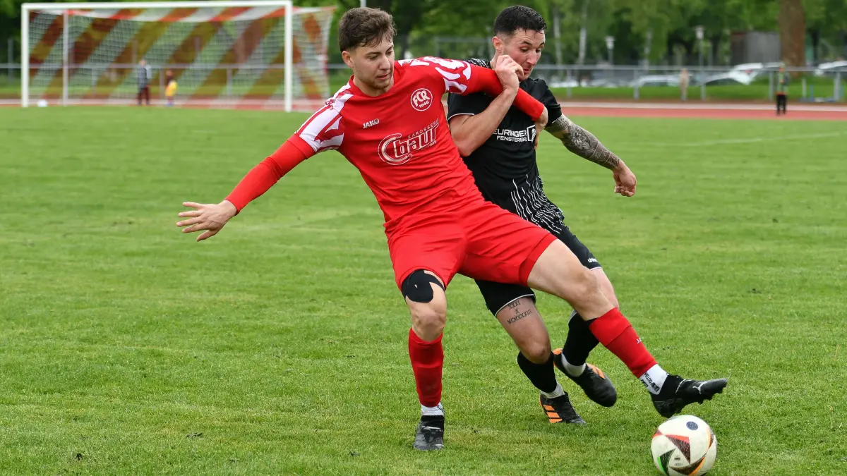FC Rottenburg vs. SG Empfingen, Fussball, Landesliga 3 Wuerttemberg, 25. Spieltag, Saison 2024/2025, 04.05.2025: Zweikampf, Lennis Eberle (FC Rottenburg, #08), Nico Rebmann (SG Empfingen, #22)
FC Rottenburg vs. SG Empfingen, Fussball, Landesliga 3 Wuerttemberg, 25. Spieltag, Saison 2024/2025, 04.05.2025,
Foto: Eibner-Pressefoto/Ralph Kunze