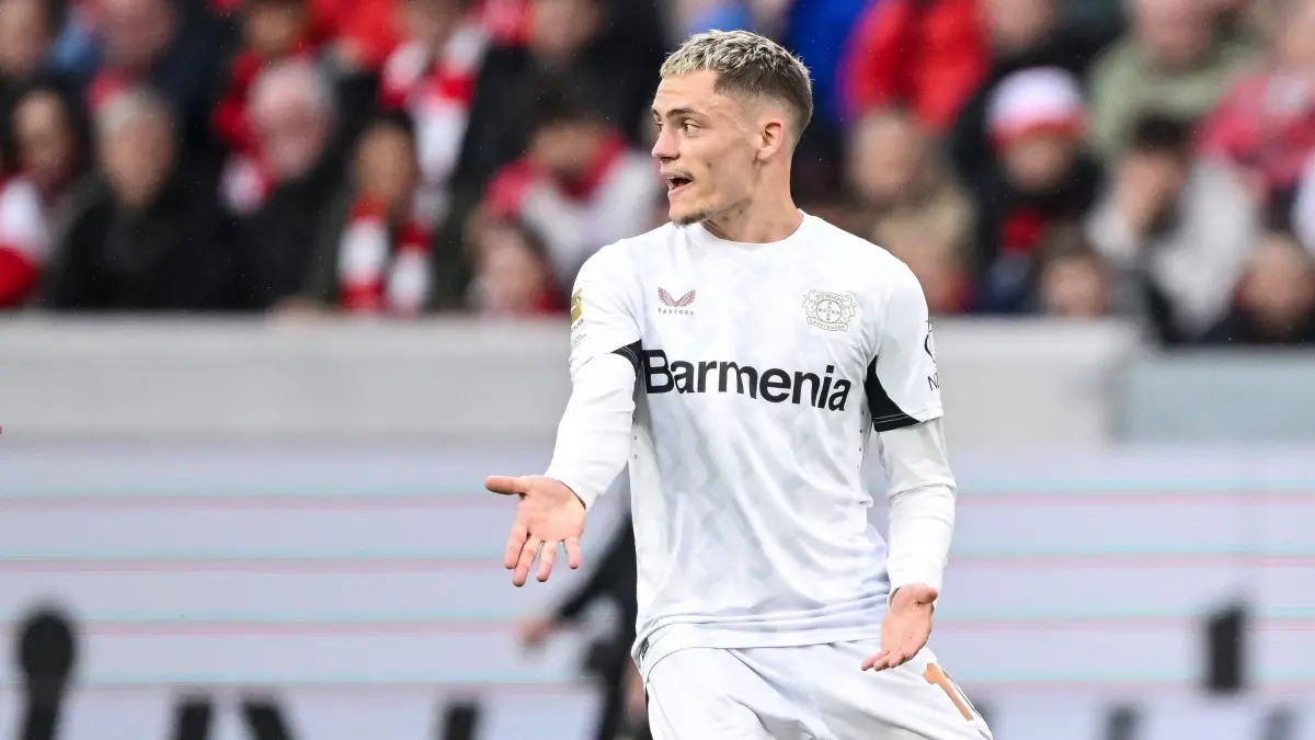 SC Freiburg - Bayer Leverkusen: 04.05.2025, Baden-Württemberg, Freiburg im Breisgau: Fußball: Bundesliga, SC Freiburg - Bayer Leverkusen, 32. Spieltag, Europa-Park Stadion. Leverkusens Florian Wirtz gestikuliert. Foto: Harry Langer/dpa - WICHTIGER HINWEIS: Gemäß den Vorgaben der DFL Deutsche Fußball Liga bzw. des DFB Deutscher Fußball-Bund ist es untersagt, in dem Stadion und/oder vom Spiel angefertigte Fotoaufnahmen in Form von Sequenzbildern und/oder videoähnlichen Fotostrecken zu verwerten bzw. verwerten zu lassen. +++ dpa-Bildfunk +++
