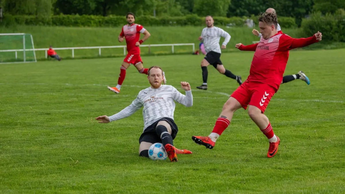 TB Holzheim (weiß) vs. 1.FC Donzdorf II (rot), Fussball, Kreisliga B10 - Bezirk Neckar/Fils, 25. Spieltag, Saison 2024/2025, Jura-Rasensportplatz, Manzenstraße 60, 73037 Göppingen, 04.05.2025 - 15:00 Uhr: #,
TB Holzheim (weiß) vs. 1.FC Donzdorf II (rot), Fussball, Kreisliga B10 - Bezirk Neckar/Fils, 25. Spieltag, Saison 2024/2025, Jura-Rasensportplatz, Manzenstraße 60, 73037 Göppingen, 04.05.2025 - 15:00 Uhr,
Foto: PhotoPeet-Sportfotografie/Peter Harich