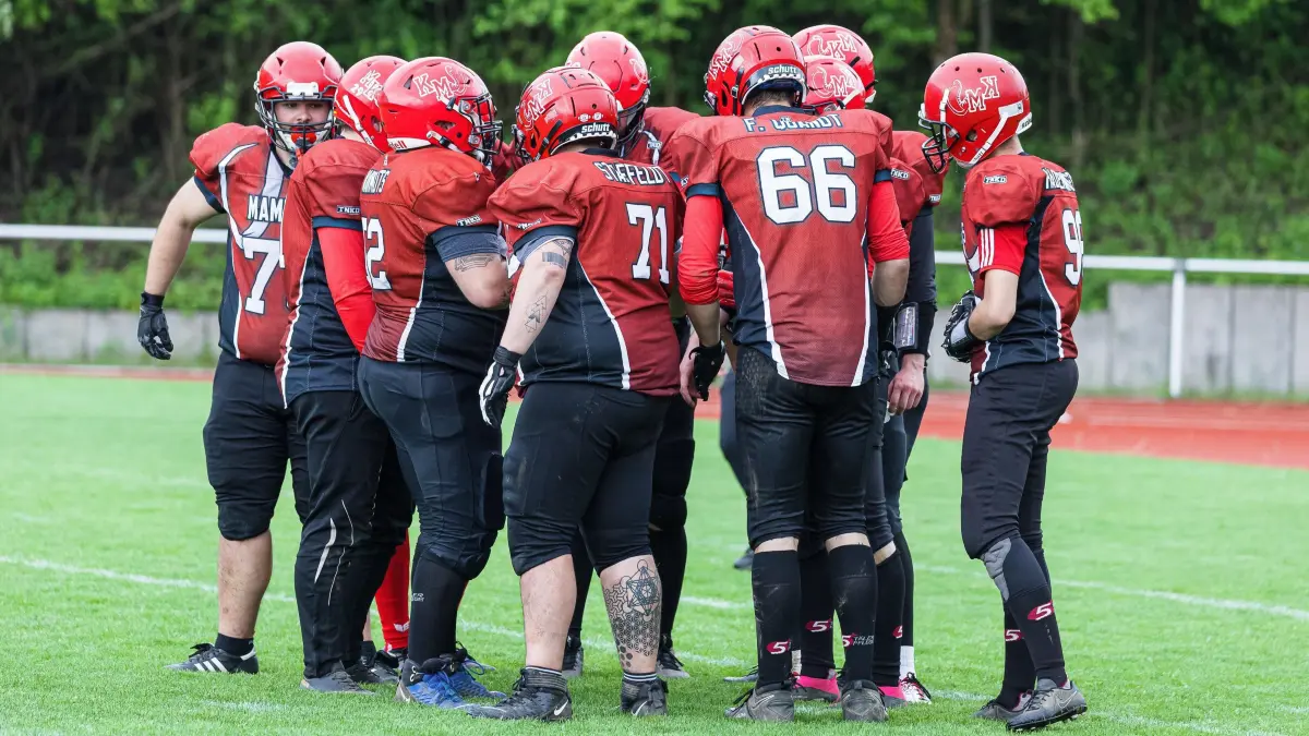 American Football Bezirksliga: American Football Bezirksliga; Kuchen Mammuts - Bruchsal Rebels;
Huddle;
04.05.2025; Ankenstadion; Kuchen.
Foto: Thomas Madel