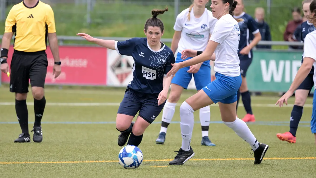 TSV Lustnau vs. SG Altheim, Fussball, Landesliga 2, 18.Spieltag, Saison 2024/2025, 04.05.2025 : Jana Kirsamer (TSV Lustnau, #19) im Zweikampf mit Fiona Miehle (SG Altheim, #06)
TSV Lustnau vs. SG Altheim, Fussball, Landesliga 2, 18.Spieltag, Saison 2024/2025, 04.05.2025
Foto: Eibner-Pressefoto/Tobias Baur