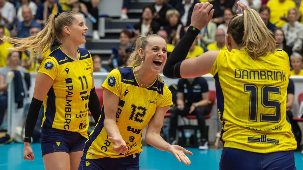 Die Ulmerin Hanna Kohn (Nummer 12) jubelt mit Schwerin über den deutschen Meistertitel im Volleyball.