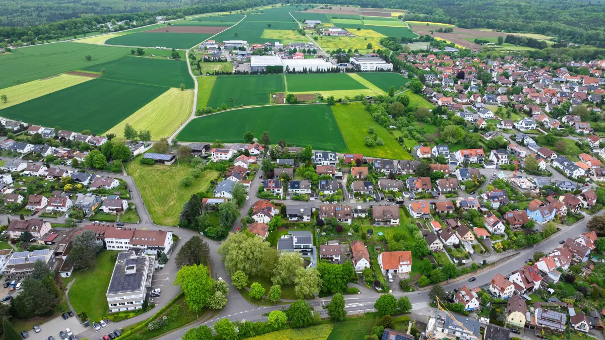Tübinger Stadtteil Pfrondorf aus der Luft mit der Fläche des geplanten Neubaugebiets Strütle/Weiher