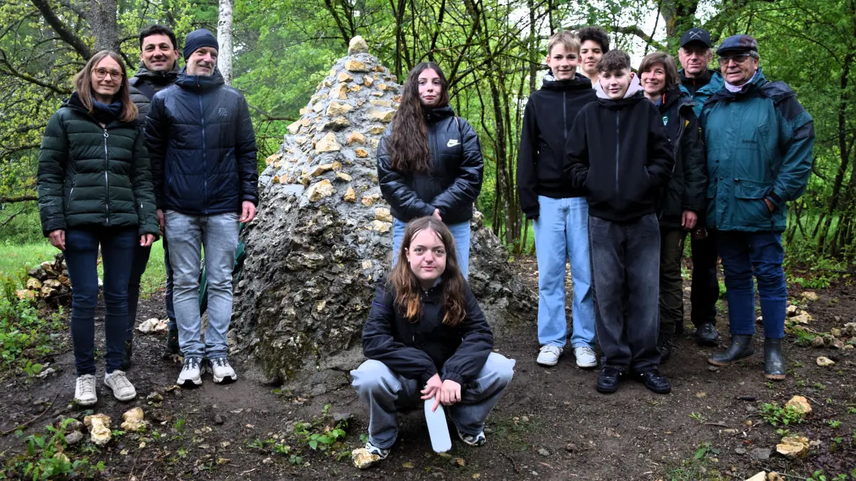 Stolz präsentierten die Wiederbeleber der Pyramide am höchsten Punkt des Beutenlays