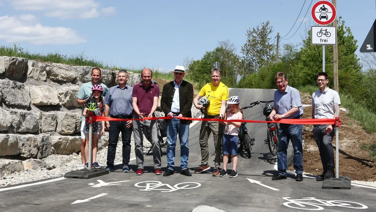 Sie geben den neuen, landkreisverbindenden Radweg zwischen Schörzingen und Wilflingen frei (von links): Schörzingens Ortsvorsteher Tommy Geiger, Wilflingens Ortsvorsteher Andreas Muschal, Wellendingens Bürgermeister Thomas Albrecht, Landrat Dr. Wolf-Rüdiger Michel, Landrat Günther-Martin Pauli und Schömbergs Bürgermeister Karl-Josef Sprenger sowie Stephan Ziegler, Leiter des Amts für Straßen- und Radwegebau Zollernalbkreis.
