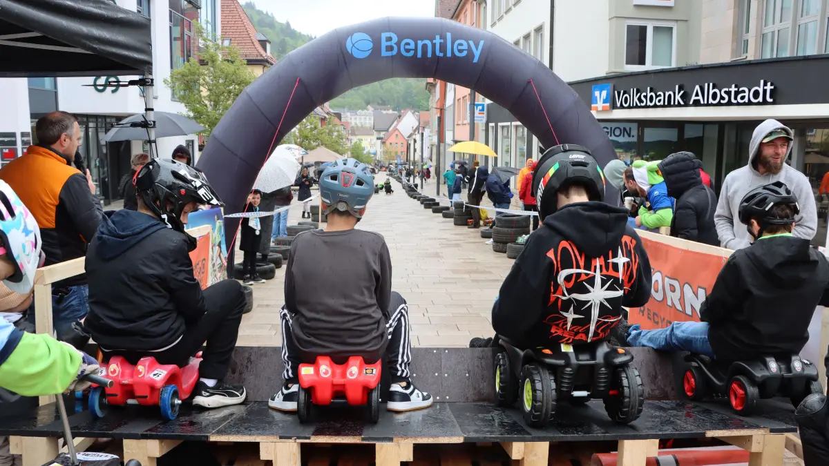 Beim BentleyRace Ebingen wagen sich viele Rennfahrer auf die Strecke.