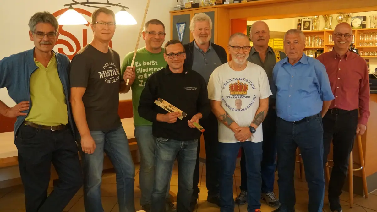 Die Meterstab-Sammler mit Organisator Martin Gudlat (mit den Zollstöcken in der Hand) und, rechts neben ihm, der Rekord-Sammler Klaus Linder aus Crailsheim.