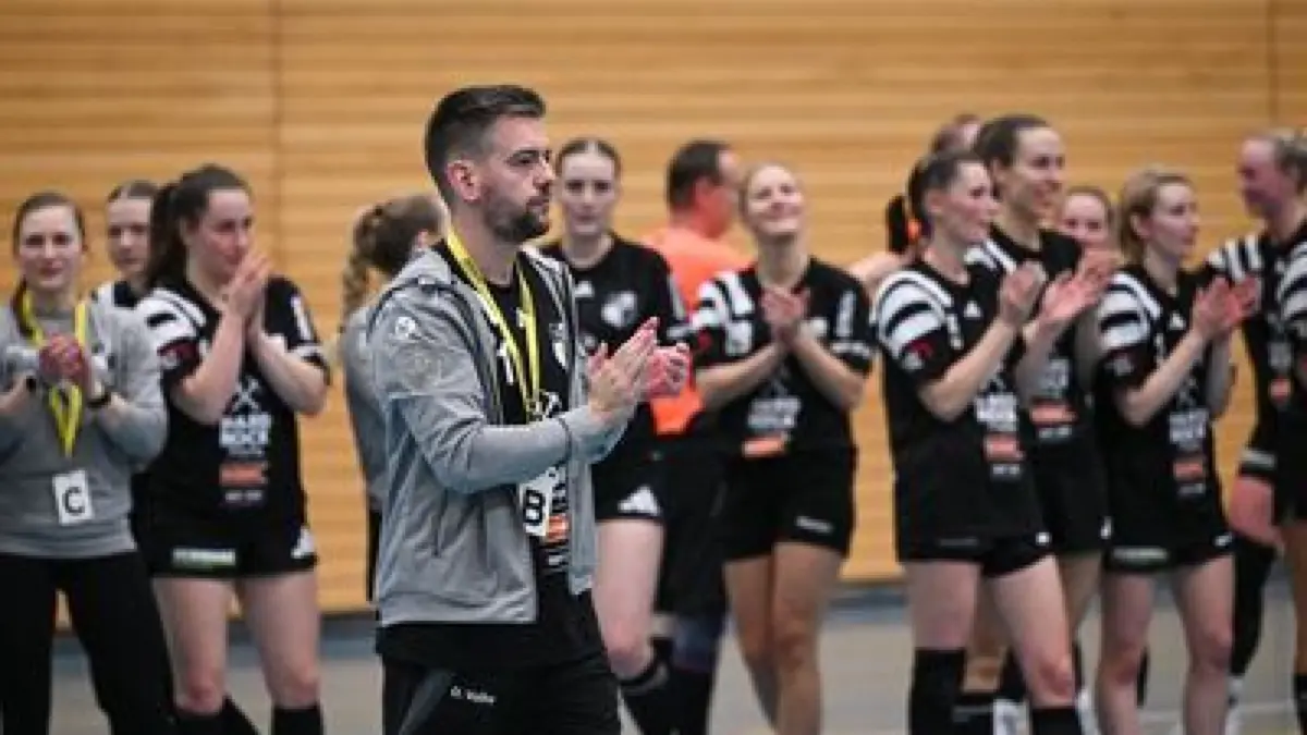 Hat sich nicht nur von seinen Spielerinnen verabschiedet, sondern auch von den Fans: Trainer Oliver Valha, der nach sechs Jahren sein Amt zur Verfügung stellt.