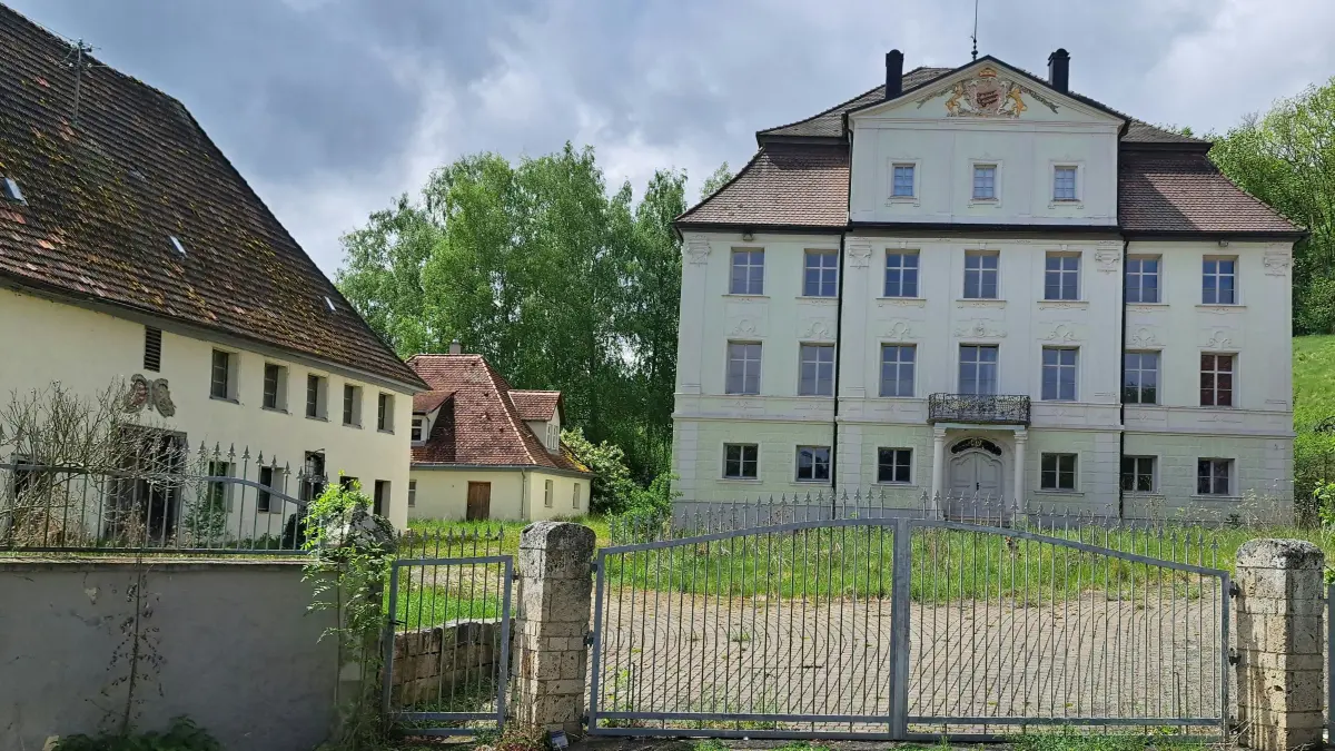 Gehen die Füchse von diesem alten Schloss aus auf Diebestour?