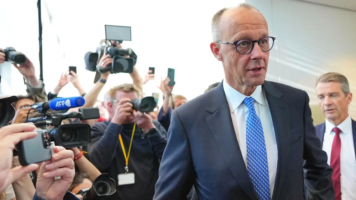 Bundestag - Kanzlerwahl: 06.05.2025, Berlin: Der designierte Bundeskanzler Friedrich Merz (CDU) verlässt im Bundestag bei der Kanzlerwahl das Unions-Fraktionsbüro. Merz ist bei der Kanzlerwahl im Bundestag im ersten Wahlgang durchgefallen. Foto: Michael Kappeler/dpa +++ dpa-Bildfunk +++