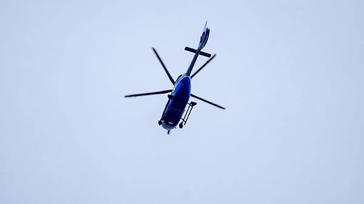 Kirchheim Teck: Polizeieinsatz nach Koerperverletzung mit vermutlich einem Messer - Grossaufgebot und Polizeihubschrauber in der Luft - Fahndung!: Kirchheim/Teck (ES):<br /><br />
<br /><br />
Gemeinsame Pressemitteilung der Staatsanwaltschaft Stuttgart und des Polizeipraesidiums Reutlingen<br /><br />
<br /><br />
Nachtrag zu den Pressemeldungen vom<br /><br />
<br /><br />
14.03.2025/18.36 Uhr und 17.03.2024/14.13 Uhr<br /><br />
<br /><br />
Im Rahmen der Ermittlungen wegen des Verdachts des versuchten Toetungsdeliktes konnten die Staatsanwaltschaft Stuttgart und die Kriminalpolizeidirektion Esslingen inzwischen einen 29-jaehrigen Tatverdaechtigen identifizieren. Dem Mann wird zur Last gelegt, am 14.03.2025 im Kirchheimer Stadtgebiet eine 27 Jahre alte Frau angegriffen und mit einem Messer schwer verletzt zu haben.<br /><br />
<br /><br />
Wie bereits berichtet, war die Frau gegen 15.45 Uhr auf dem Fussweg zwischen der Senefelder und der Henriettenstrasse unterwegs, als sie unvermittelt von einem Unbekannten angegriffen und schwer verletzt wurde. Die noch vor Ort aufgenommenen Ermittlungen der Kriminalpolizei ergaben keinerlei Hinweise, dass sich Taeter und Opfer schon einmal begegnet waren. Kriminalistische Feinarbeit der zwischenzeitlich 15-koepfigen Ermittlungsgruppe und die Auswertung der gesicherten Spuren fuehrte die Kriminalbeamten nun auf die Spur des 29-Jaehrigen.<br /><br />
<br /><br />
Der tatverdaechtige afghanische Staatsangehoerige befindet sich nach zwei Einbruechen in Bankfilialen in Kirchheim bereits seit dem 14.04.2025 in Untersuchungshaft (siehe Pressemeldung vom 14.04.2025/17.05 Uhr).