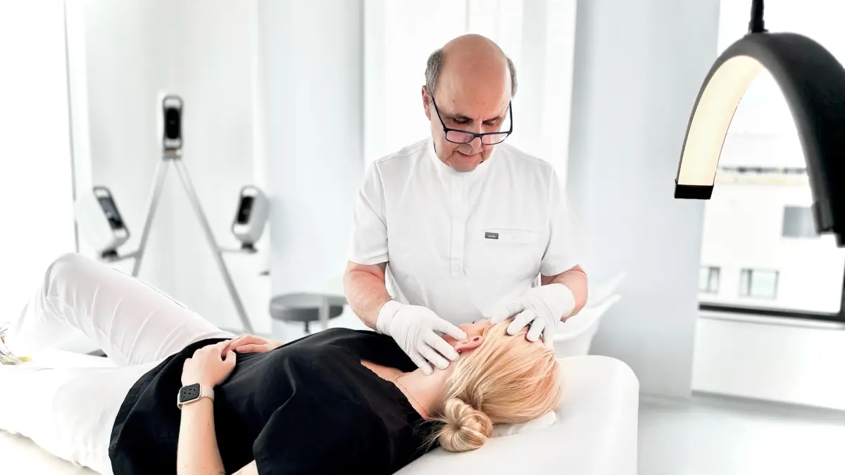 Prof. Heinz Maier behandelt eine Patientin.