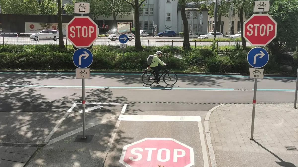 So ist die Kreuzung der kleinen Lederstraße mit der Zufahrt zur Rathaus-Tiefgarage entschärft worden. Die neue Fahrradstraße wurde Anfang April eröffnet.