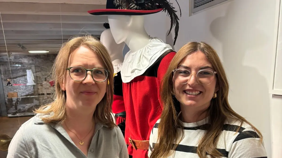 Museumsleiterin Dinah Rottschäfer und stellvertretende Spielmannszugführerin Desireé Maurer vom Siedershof.