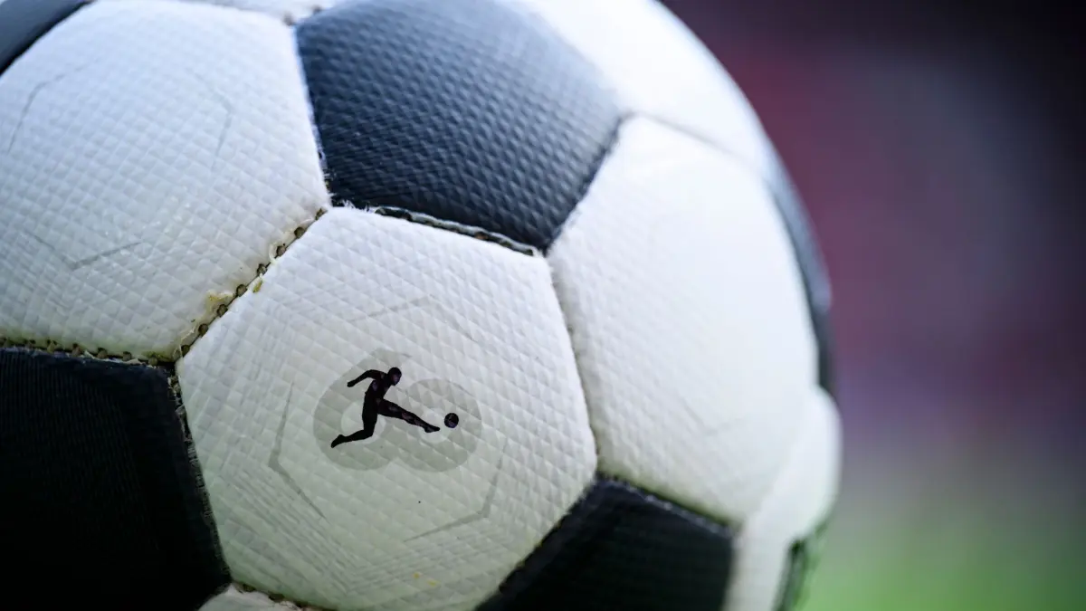 Fußball: ARCHIV - 26.08.2023, Baden-Württemberg, Freiburg im Breisgau: Fußball: Bundesliga, SC Freiburg - Werder Bremen, 2. Spieltag, Europa Park Stadion. Das Logo der Fußball Bundesliga ist auf einem Spielball zu sehen. (zu dpa: «Nach Pyro-Vorfällen: Würzburger Kickers vor leeren Rängen») Foto: Tom Weller/dpa +++ dpa-Bildfunk +++