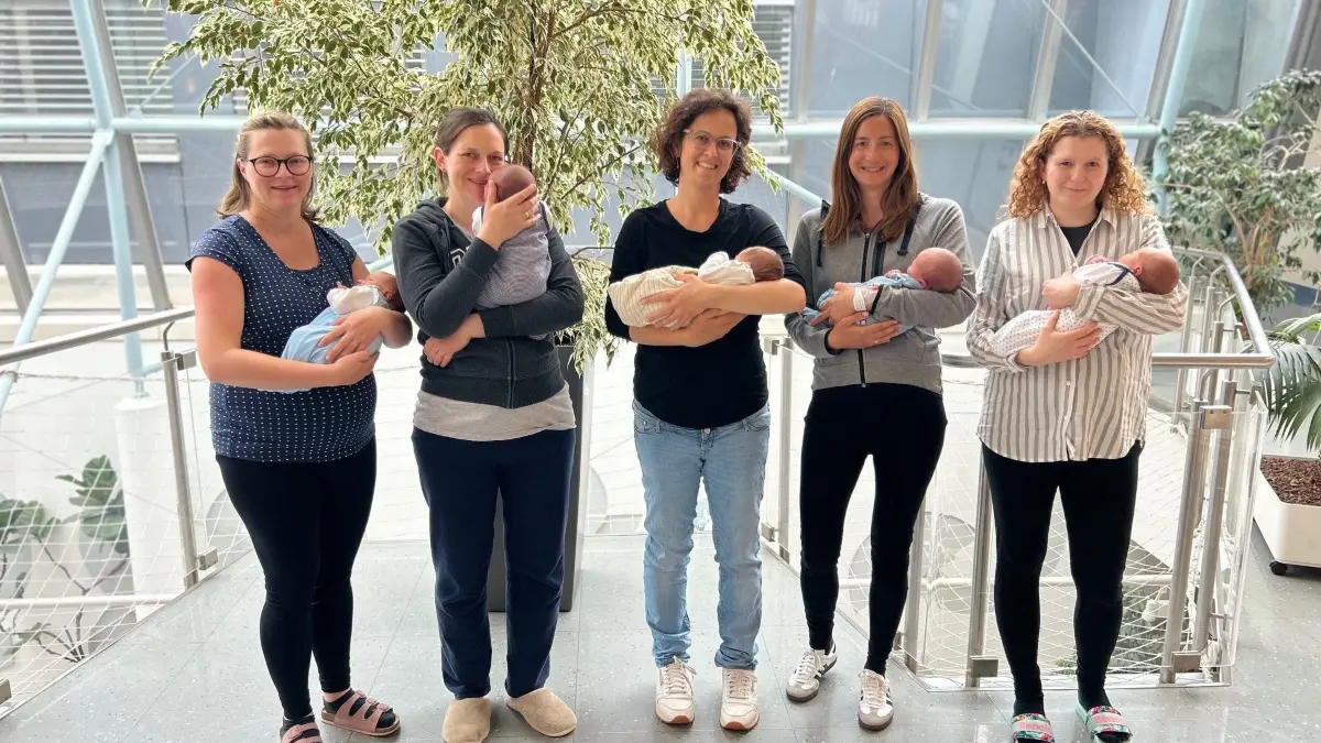 Stolze Mamas: Am 4. Mai kamen in Ehingen sechs Jungen auf die Welt. Die fünfte Mutter wollte lieber doch nicht aufs Bild.