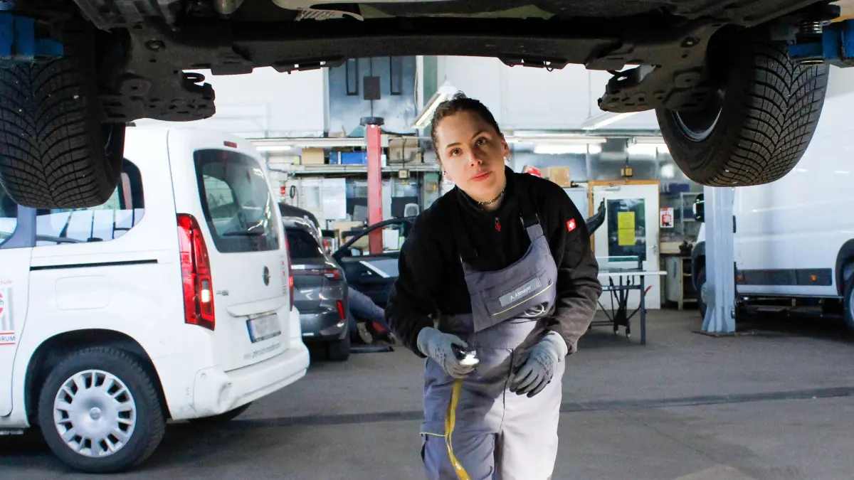 Autos zu inspizieren und zu warten, ist für Annalena längst zur Routine geworden.