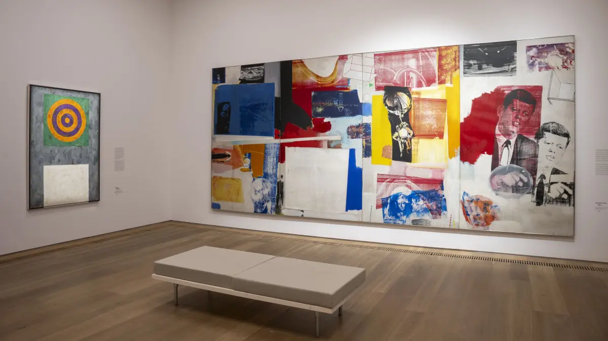 Arbeiten von Jasper Johns (links) und Robert Rauschenberg im Museum Brandhorst: Die beiden Künstler waren mal ein Paar.