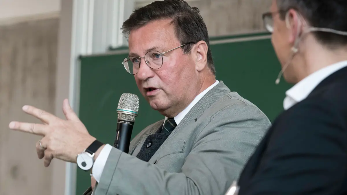 Auf dem Podium von links: Jürgen Scheurer (Geschäftsführer Plattform Erneuerbare Energien), Minister Peter Hauck und Prof. Harald Thorwarth.