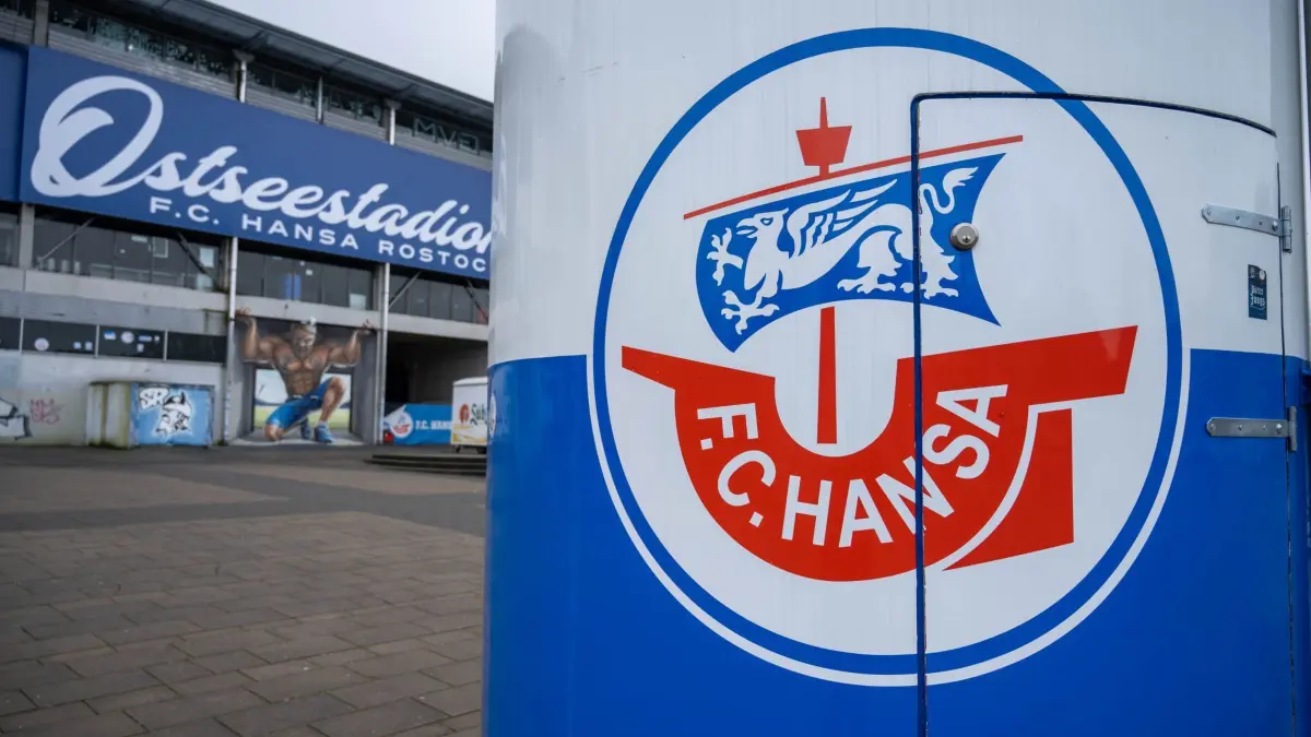 Ostseestadion: ARCHIV - 21.12.2024, Mecklenburg-Vorpommern, Rostock: Ein Getränkestand mit dem Logo des Drittligisten FC Hansa Rostock steht vor dem Ostseestadion. Beim Drittligisten FC Hansa Rostock wird am Samstag die außerordentliche Mitgliederversammlung mit der Wahl von drei neuen Aufsichtsräten nachgeholt. Beim ersten Termin am 24. November 2024 musste die Veranstaltung wegen technischer Probleme abgebrochen und verschoben werden. (zu dpa: «Hansa testet gegen Champions-League-Club Aston Villa») Foto: Stefan Sauer/dpa +++ dpa-Bildfunk +++